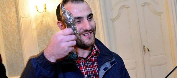 Грузинский писатель Миша Бахсолиани с призом в руках - Sputnik Грузия