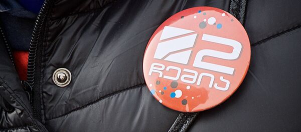 Значок с символикой телекомпании Рустави 2 на одном из участников акции протеста - Sputnik Грузия