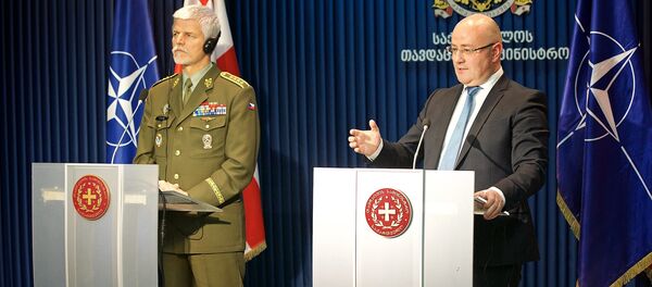 ლევან იზორია და გენერალი პეტერ პაველი ლევან იზორია და გენერალი პეტერ პაველი - Sputnik საქართველო