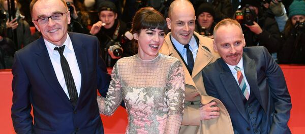 Режиссер Дэнни Бойл, актёры Анжела Недялкова, Джонни Ли Миллер и Юэн Бремнер (слева направо) на премьере фильма Т2 Трейнспоттинг - Sputnik Грузия