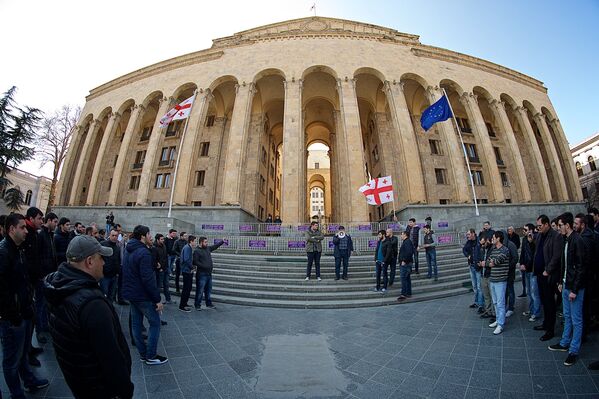 Участники акции проводят митинг у здания парламента Грузии. Акция прошла довольно скромно - не было плакатов или какой-либо протестной символики - Sputnik Грузия
