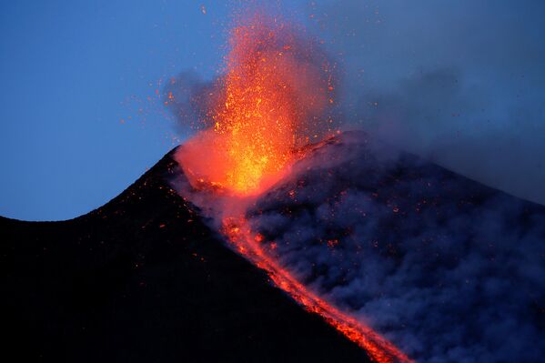 Извержение вулкана Этна, которое началось на острове Сицилия 27 февраля. Вулкан Этна расположен на восточном побережье Сицилии и является наиболее высоким действующим вулканом в Европе (3346 метров) - Sputnik Грузия