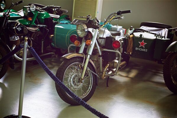 Мотоциклы Иж-56 (слева) и Иж-56 с боковым прицепом (в центре) представленные в частном автомобильном музее в Тбилиси - Sputnik Грузия