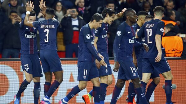 Джулиан Дракслер из команды PSG (слева) празднует победу со своими товарищами по команде во время Лиги чемпионов на игре между Парижем Сен-Жерменом и Барселоной в Париже - Sputnik Грузия