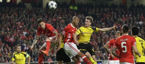 Игроки Бенфика Луизао и Виктор Линделоф прыгают за мячом рядом с Лукашем Пищекем из Дортмунда во время футбольного матча между Бенфика и Боруссия Дортмунд на стадионе Луз в Лиссабоне - Sputnik Грузия