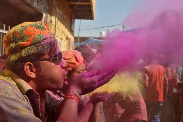 В Индии приход весны отмечают праздником красок Холи. Участники праздника устраивают шествие до наступления сумерек, осыпая друг друга цветным порошком и поливая подкрашенной водой - Sputnik Грузия