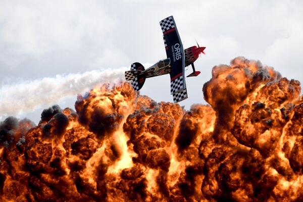 Член пилотажной команды Tinstix of Dynamite летит перед огненной стеной во время Австралийского международного авиашоу в Мельбурне - Sputnik Грузия