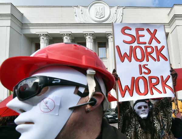 В Киеве прошел первый марш секс-работников, которые вышли на улицы столицы с просьбой отменить административное наказание за занятие проституцией. Кроме того, в акции участвовали представительницы феминистского движения, призывающие наказывать клиентов, а не жриц любви - Sputnik Грузия