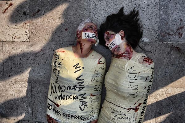 ესპანელი მხატვრისა და აქტივისტი ჯილ ლავის და მექსიკელი აქტივისტი ჯული კლუგის პერფორმანსი ფემიციდის წინააღმდეგ მეხიკოში - Sputnik საქართველო