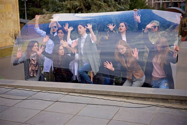 Участницы акции феминисток Разбей стеклянный потолок принесли к зданию правительственной администрации Грузии большое оргстекло, которое стало главной деталью перформанса, символизирующей невидимое ограничение для женщин, существующее в обществе - Sputnik Грузия