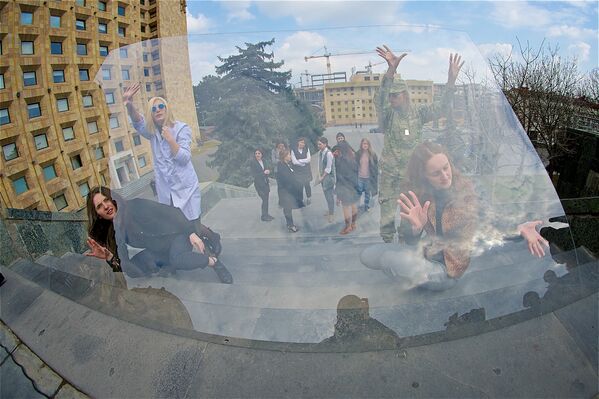 В течение приблизительно 15 минут участницы перформанса удерживали в руках стекло, которое символизировало невидимый стеклянный потолок для женщин в карьере и общественной жизни - Sputnik Грузия