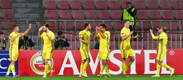 Игроки Ростова радуются забитому мячу в матче 1/16 финала Лиги Европы между ФК Спарта (Чехия, Прага) и ФК Ростов (Россия, Ростов-на-Дону). - Sputnik Грузия