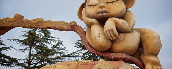 Сказочная фигура женщины-великанши у входа в Мтацминдский парк - Sputnik Грузия