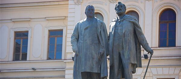 ილია ჭავჭავაძისა და აკაკი წერეთლის ძეგლი თბილისის პირველ გიმნაზიასთან - Sputnik საქართველო