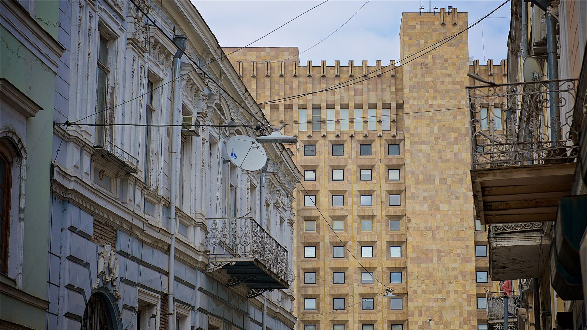 Вид на здание администрации правительства Грузии с улицы Сулхан-Саба Орбелиани - Sputnik Грузия, 1920, 23.12.2022