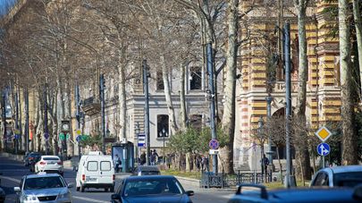 Проспект Руставели в центре Тбилиси днем