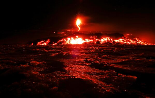 Самый крупный действующий вулкан в Европе - Этна, снова стал проявлять активность. В то же время эксперты считают, что нынешнее извержение вулкана не представляет опасности для людей - Sputnik Грузия