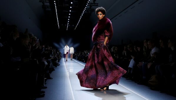 Модель во время показа новой коллекции одежды французского дизайнера камбоджийского происхождения Кристины Панг, представляющей модельный дом Leonard, во время Недели Высокой моды в Париже - Sputnik Грузия