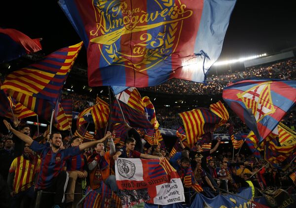 Фанаты футбольного клуба Барселона во время игры с ПСЖ - Sputnik Грузия