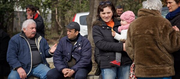 Люди на одной из тбилисских улиц - Sputnik Грузия