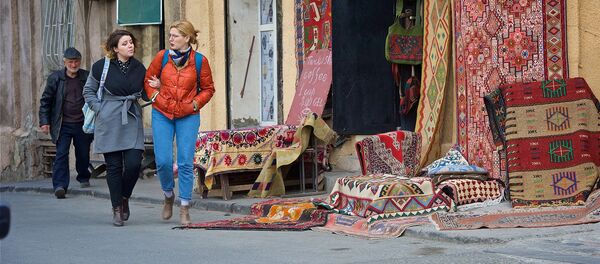 Жители города на одной из тбилисских улиц - Sputnik Грузия