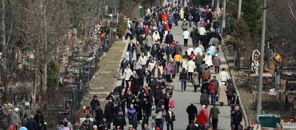 Москвичи на Митинском кладбище - Sputnik Грузия