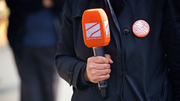 Журналист телекомпании Рустави 2 держит в руках микрофон - Sputnik Грузия