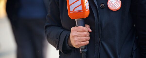 „რუსთავი 2“-ის ჟურნალისტს ხელში მიკროფონი უჭირავს - Sputnik საქართველო