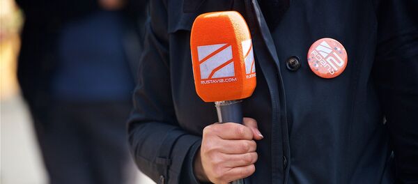 „რუსთავი 2“-ის ჟურნალისტს ხელში მიკროფონი უჭირავს „რუსთავი 2“-ის ჟურნალისტს ხელში მიკროფონი უჭირავს - Sputnik საქართველო