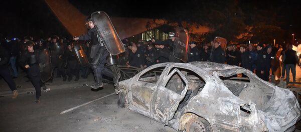 Полиция наводит порядок на улицах Батуми после начала погромов участниками стихийной акции протеста - Sputnik Грузия