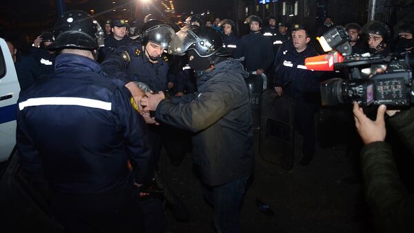 Сотрудники полиции задерживают одного из участников беспорядков в Батуми - Sputnik საქართველო