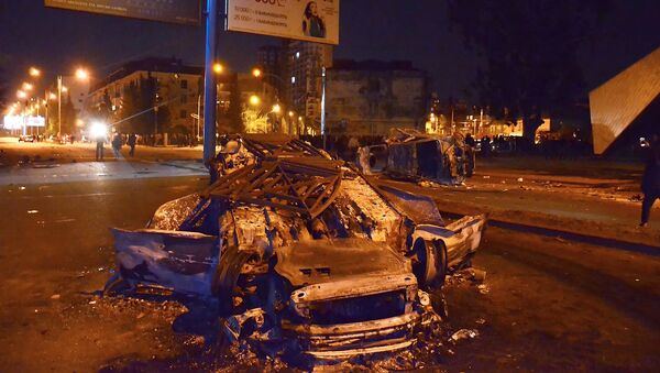 Сожженные в ходе беспорядков на улицах Батуми машины - Sputnik Грузия