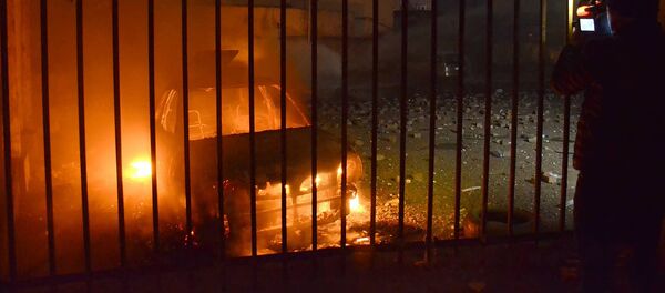 ერთ–ერთი ქართული ტელეარხის ოპერატორი ბათუმში არეულობებისას დამწვარ ავტომობილს იღებს ერთ–ერთი ქართული ტელეარხის ოპერატორი ბათუმში არეულობებისას დამწვარ ავტომობილს იღებს - Sputnik საქართველო