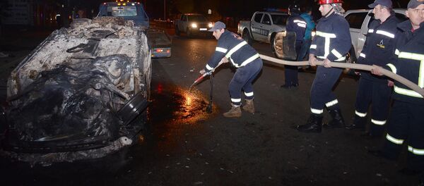 Пожарные тушат один из сожженных в ходе беспорядков в Батуми автомобилей Пожарные тушат один из сожженных в ходе беспорядков в Батуми автомобилей - Sputnik Грузия