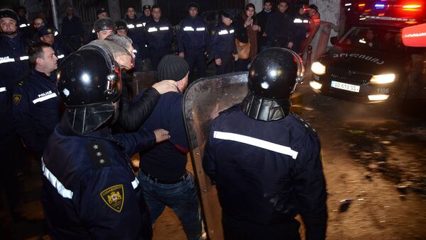 Сотрудники полиции ведут одного из задержанных участников беспорядков в Батуми - Sputnik Грузия