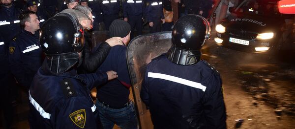 Сотрудники полиции ведут одного из задержанных участников беспорядков в Батуми - Sputnik Грузия
