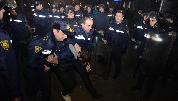 Сотрудники полиции задерживают одного из участников уличных беспорядков в курортном городе Батуми - Sputnik Грузия