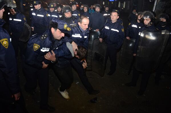 პოლიციის თანამშრომლები არეულობის ერთ-ერთ მონაწილეს აპატიმრებენ - Sputnik საქართველო