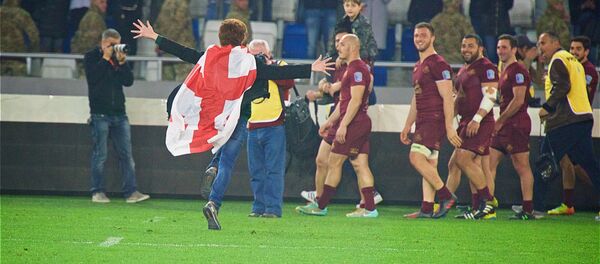 После завершения игры между сборными Грузии и России на поле выбежало несколько болельщиков, чтобы поздравить с победой грузинских регбистов - Sputnik Грузия