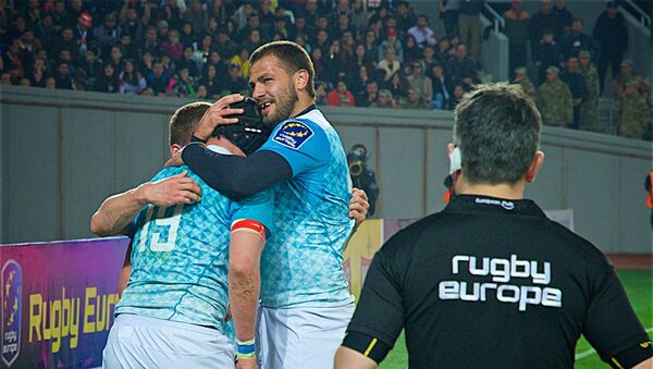 Игроки сборной России по регби радуются успешно реализованной попытке в ходе матча с командой Грузии - Sputnik Грузия