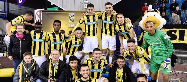 Футбольный клуб Витесс, за который выступает Гурам Кашия - Sputnik Грузия