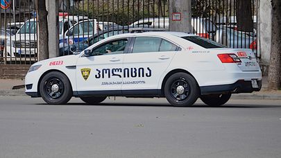 Полицейская машина у здания МВД на улице Чавчавадзе в Батуми
