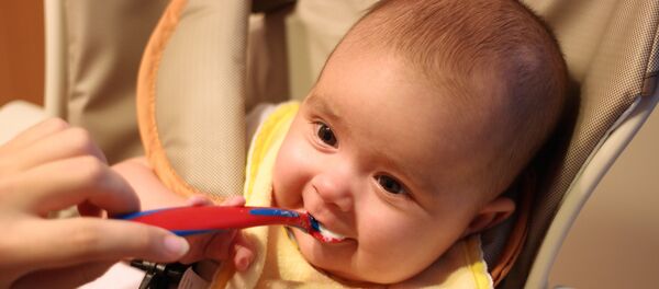 პატარა ბავშვის კვების პროცესი პატარა ბავშვის კვების პროცესი - Sputnik საქართველო