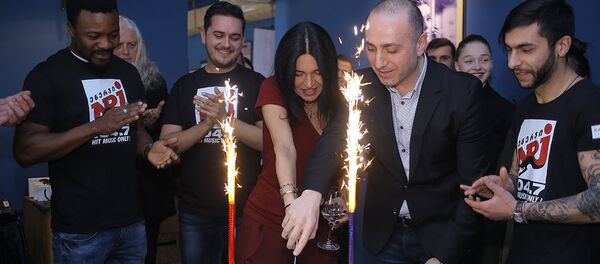 Французская музыкальная радиостанция NRJ начала вещание в Грузии - Sputnik Грузия