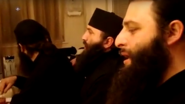 Священнослужители поют Мравалжамиер - Sputnik Грузия