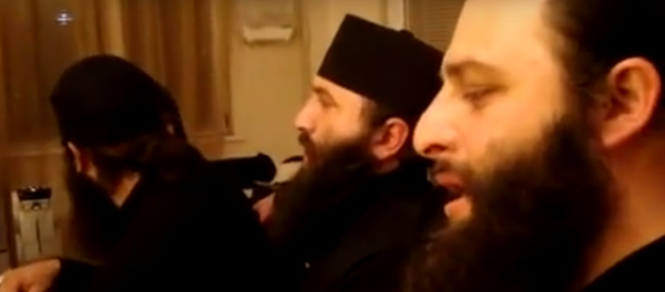 Священнослужители поют Мравалжамиер - Sputnik Грузия