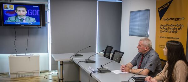 დემურ გიორხელიძე ვიდეოხიდის მსვლელობისას დემურ გიორხელიძე ვიდეოხიდის მსვლელობისას - Sputnik საქართველო