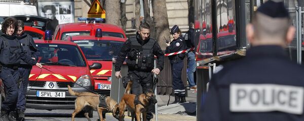 Полиция за пределами отделения Международного валютного фонда (МВФ), где взорвался конверт в Париже, Франция Полиция за пределами отделения Международного валютного фонда (МВФ), где взорвался конверт в Париже, Франция - Sputnik Грузия