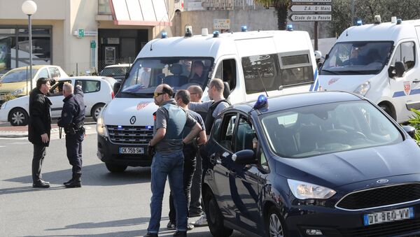 Полицейские стоят возле машин в южном французском городе Грассе после стрельбы в средней школе Токвиля, в результате которой два человека получили ранения - Sputnik Грузия