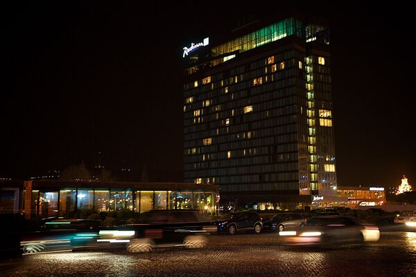 Один из отелей в Тбилиси в день акции Global Greening по случаю Дня святого Патрика - Sputnik Грузия